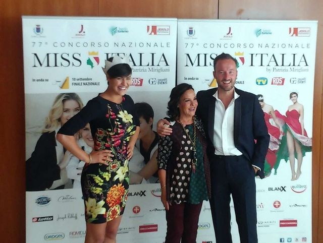 Da six: Miss Italia 2015 Alice Sabatini, Patrizia Mirigliani e Francesco
Facchinetti, presentatore della finale

