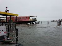 Uno dei vaporetti affondati a Venezia